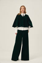 YEŞİL Pelerin - Yeşil | Yeşil astarlı pelerin, yazın serinliği ve zarafeti bir araya getirir. Gündüzden akşama uyum sağlayan şık ve pratik bir parçadır.