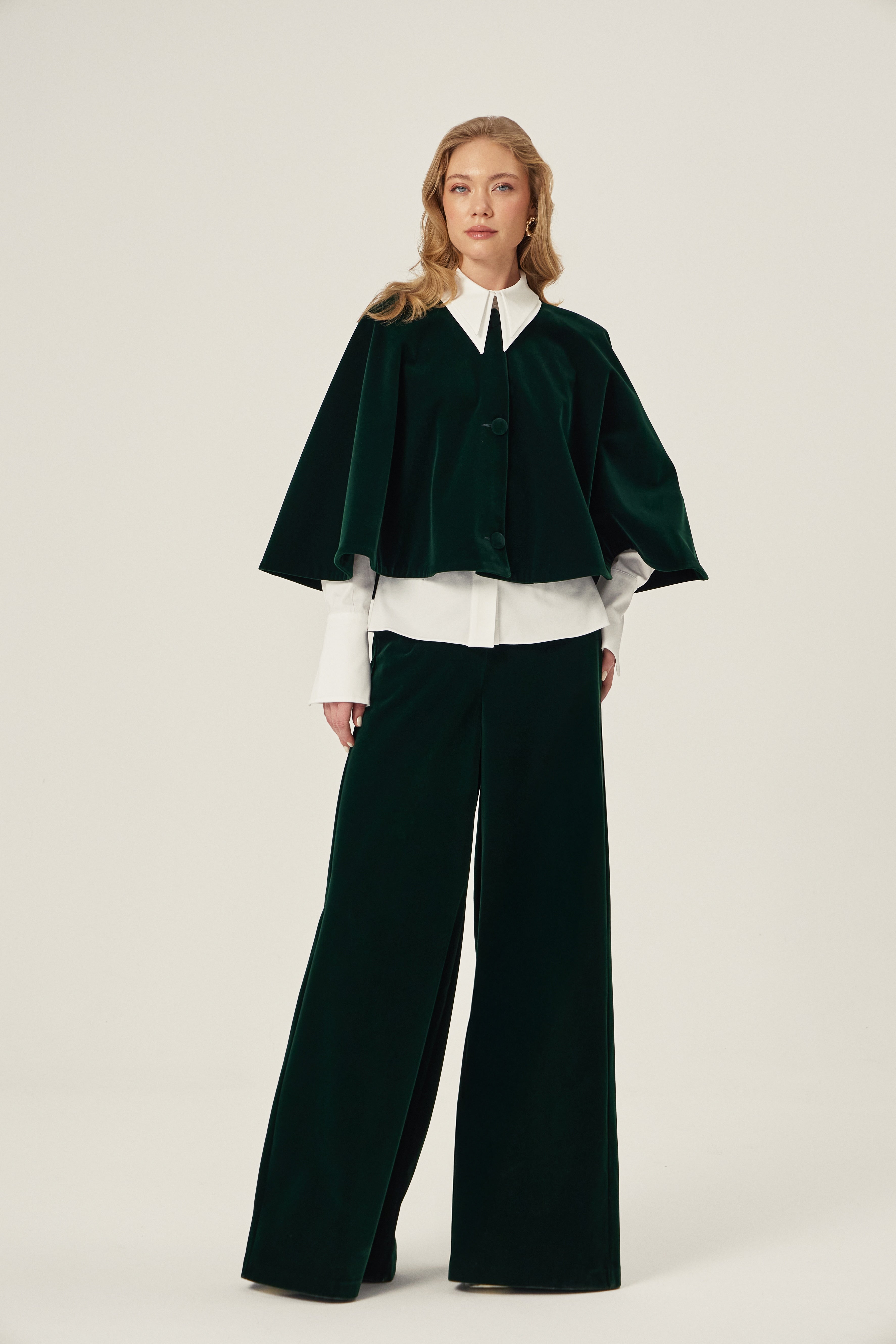 YEŞİL Pelerin - Yeşil | Yeşil astarlı pelerin, yazın serinliği ve zarafeti bir araya getirir. Gündüzden akşama uyum sağlayan şık ve pratik bir parçadır.