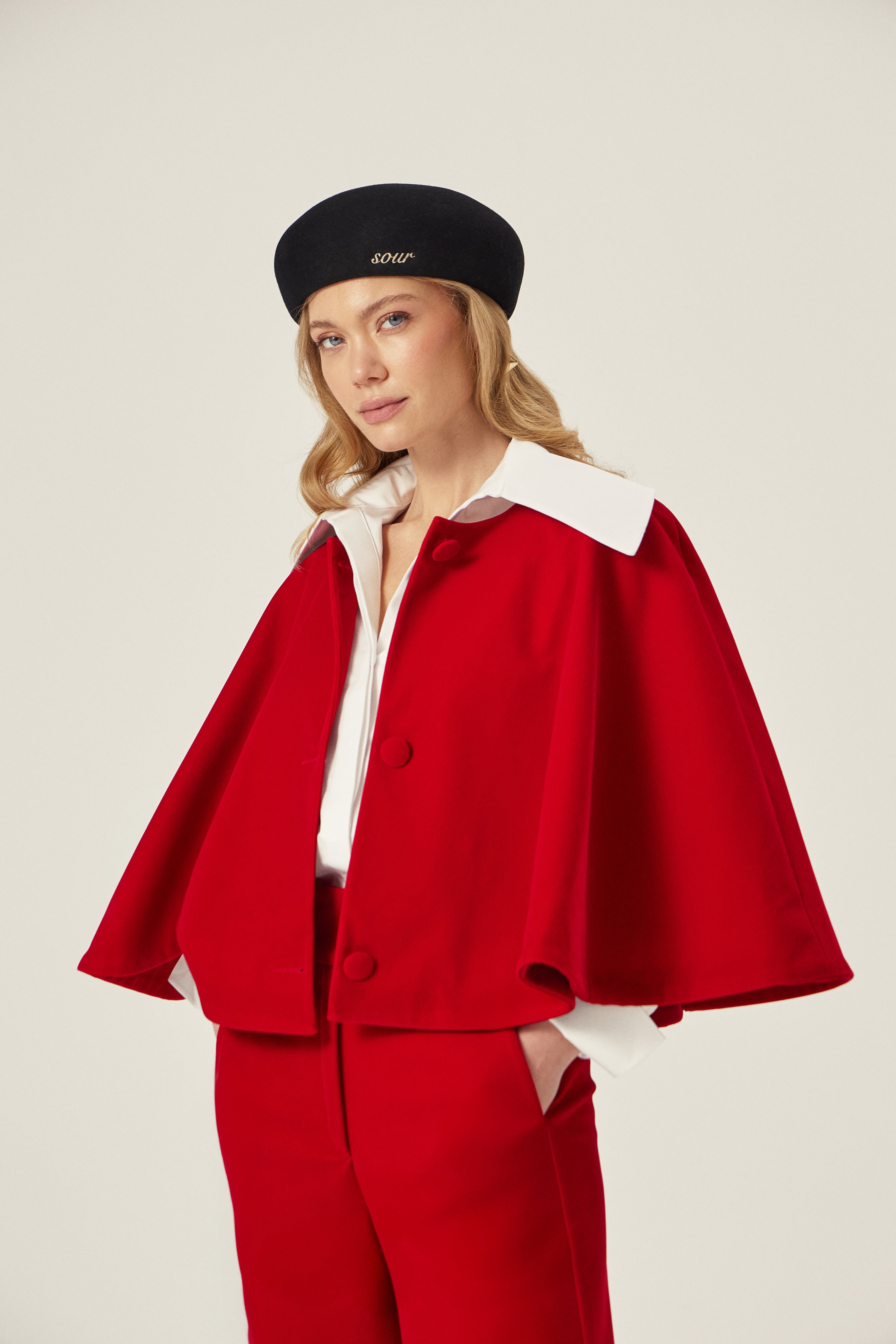 PELERIN - Kırmızı | Kırmızı astarlı pelerin, %100 polyester. Hafif ve zarif tasarımıyla farklı silüetlere uyum sağlar. Yaz 2025 için ideal katmanlı giyim.