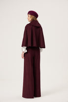 PANTOLON - Bordo | Önden pileli, yüksek bel bordo pantolon. Akışkan duruşu ve geniş kesimi ile Yaz 2025 için sofistike bir seçim.