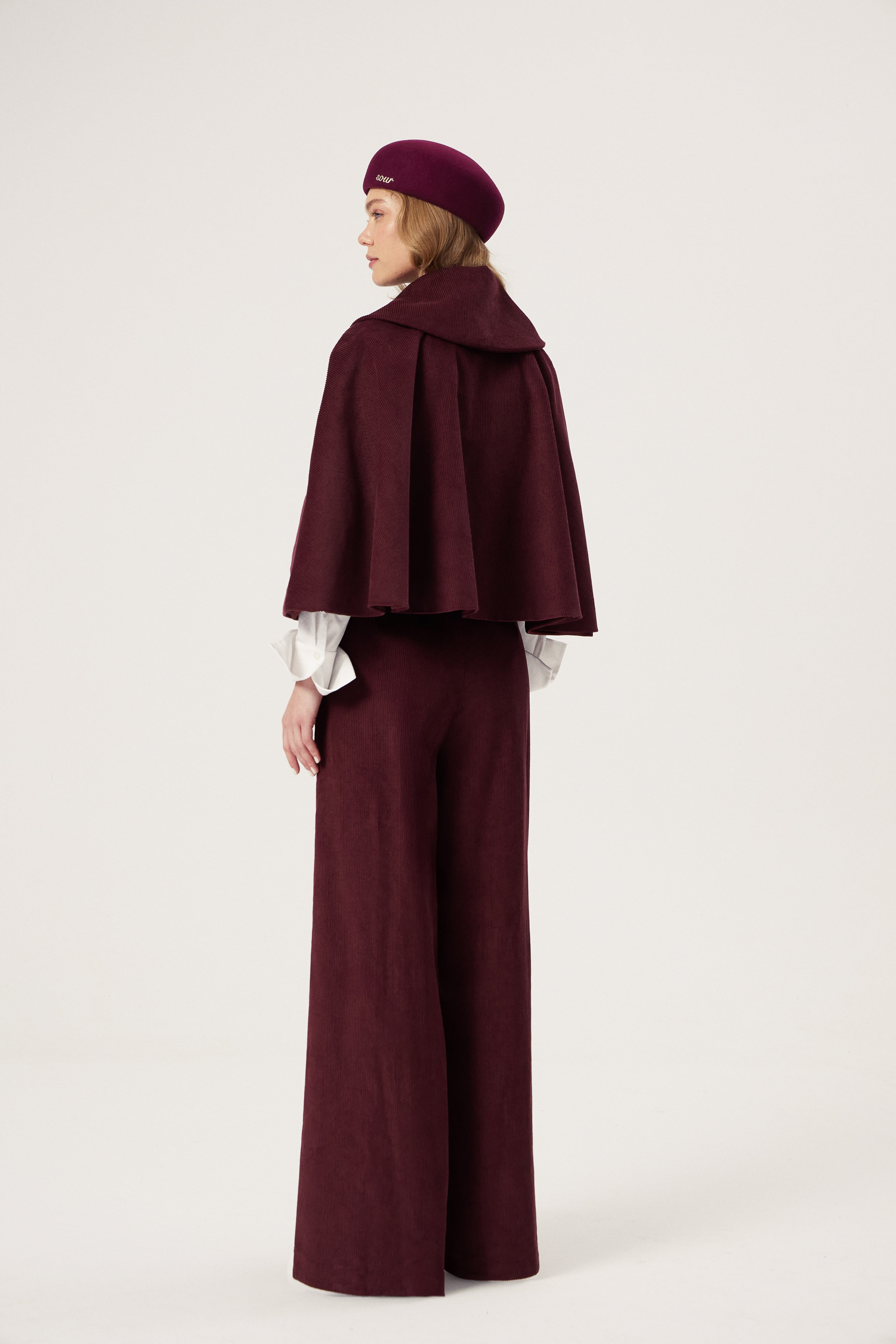 PANTOLON - Bordo | Önden pileli, yüksek bel bordo pantolon. Akışkan duruşu ve geniş kesimi ile Yaz 2025 için sofistike bir seçim.