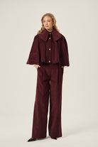 PANTOLON - Bordo | Önden pileli, yüksek bel bordo pantolon. Akışkan duruşu ve geniş kesimi ile Yaz 2025 için sofistike bir seçim.