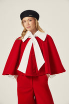 PELERIN - Kırmızı | Kırmızı astarlı pelerin, %100 polyester. Hafif ve zarif tasarımıyla farklı silüetlere uyum sağlar. Yaz 2025 için ideal katmanlı giyim.