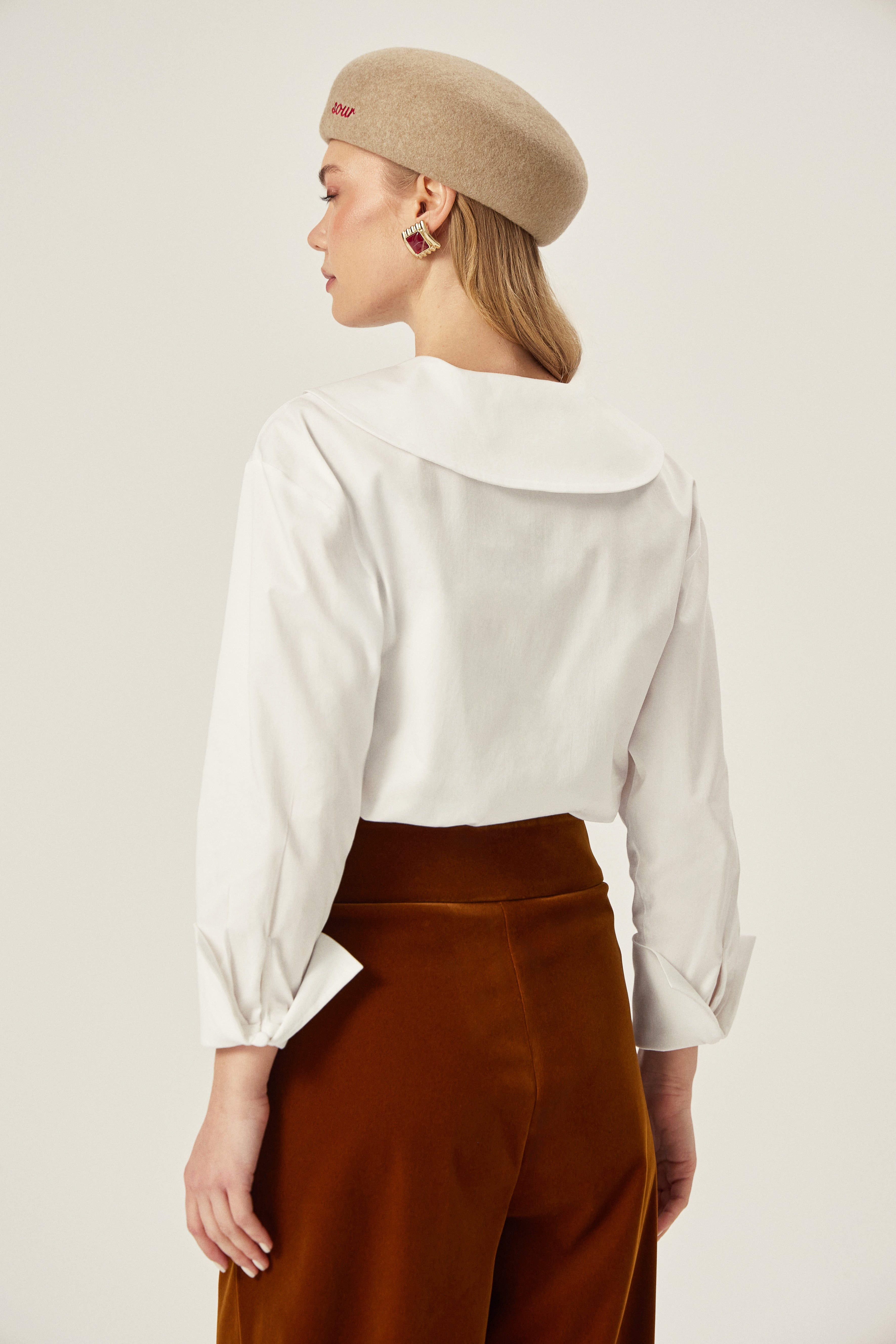 KADİFE Pantolon - Kahverengi | Yüksek bel, bootcut kesim kadife pantolon. Uzun boy, ayarlanabilir paça. Serin havalar için sıcaklık ve şıklık sunar. Zamansız parça.