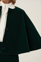 YEŞİL Pelerin - Yeşil | Yeşil astarlı pelerin, yazın serinliği ve zarafeti bir araya getirir. Gündüzden akşama uyum sağlayan şık ve pratik bir parçadır.