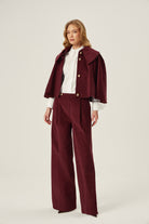 PANTOLON - Bordo | Önden pileli, yüksek bel bordo pantolon. Akışkan duruşu ve geniş kesimi ile Yaz 2025 için sofistike bir seçim.