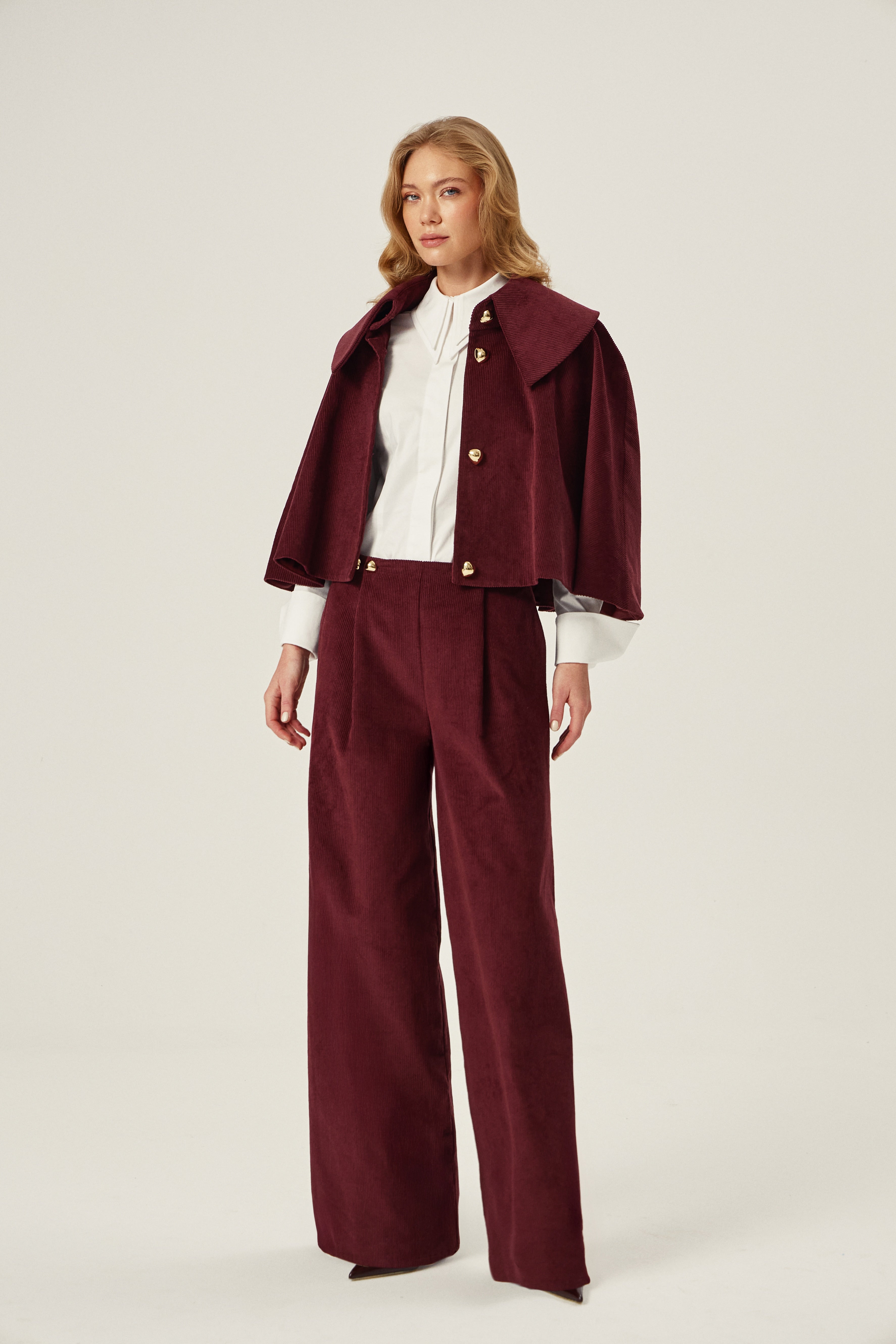PANTOLON - Bordo | Önden pileli, yüksek bel bordo pantolon. Akışkan duruşu ve geniş kesimi ile Yaz 2025 için sofistike bir seçim.