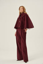 PANTOLON - Bordo | Önden pileli, yüksek bel bordo pantolon. Akışkan duruşu ve geniş kesimi ile Yaz 2025 için sofistike bir seçim.