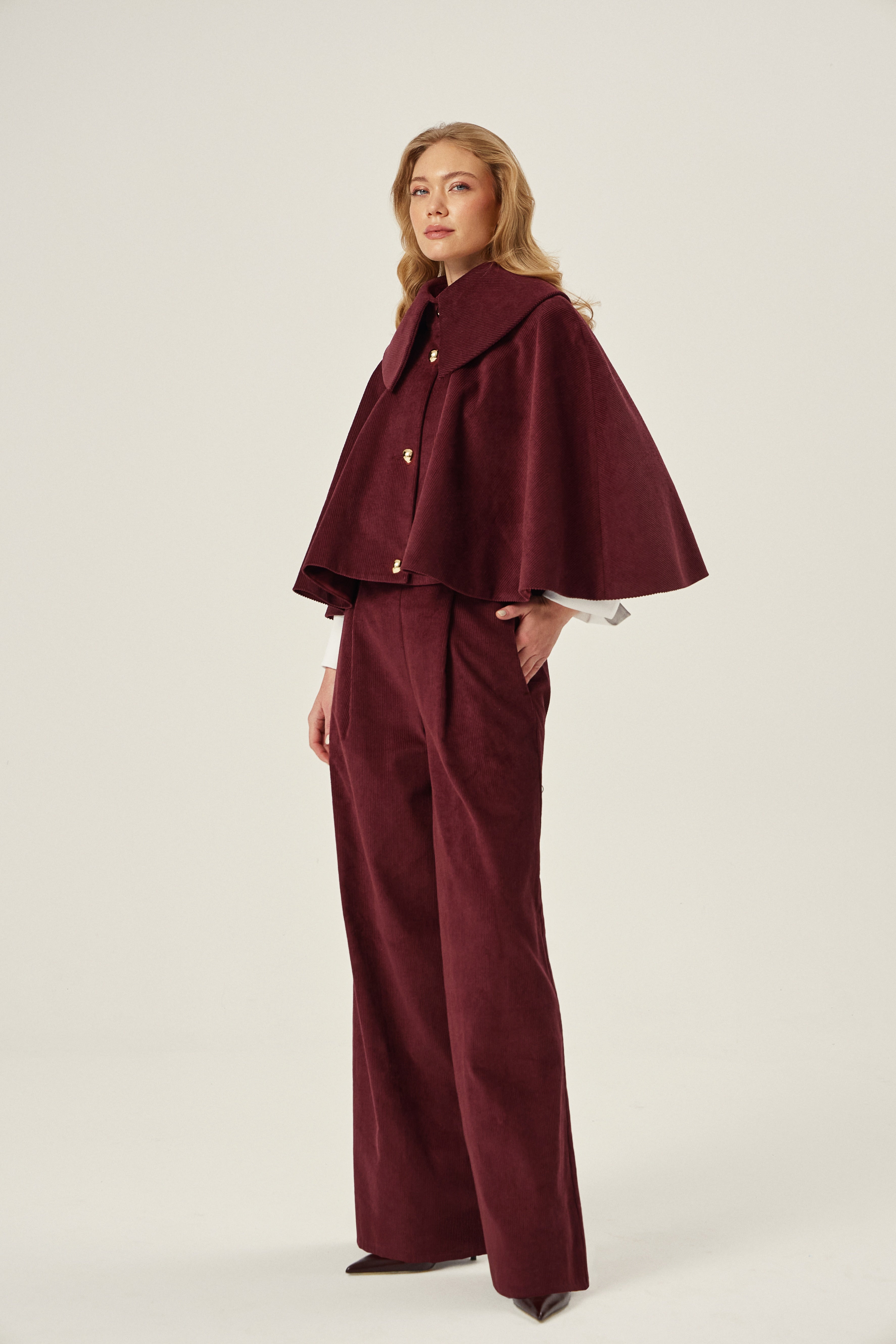 PANTOLON - Bordo | Önden pileli, yüksek bel bordo pantolon. Akışkan duruşu ve geniş kesimi ile Yaz 2025 için sofistike bir seçim.