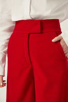 KADIFE Pantolon - Kırmızı | Yüksek bel, bootcut kesim kırmızı kadife pantolon. Serin havalarda sıcaklık ve şıklığı bir arada sunar. Uzun boyuyla zarif bir duruş hedefler.