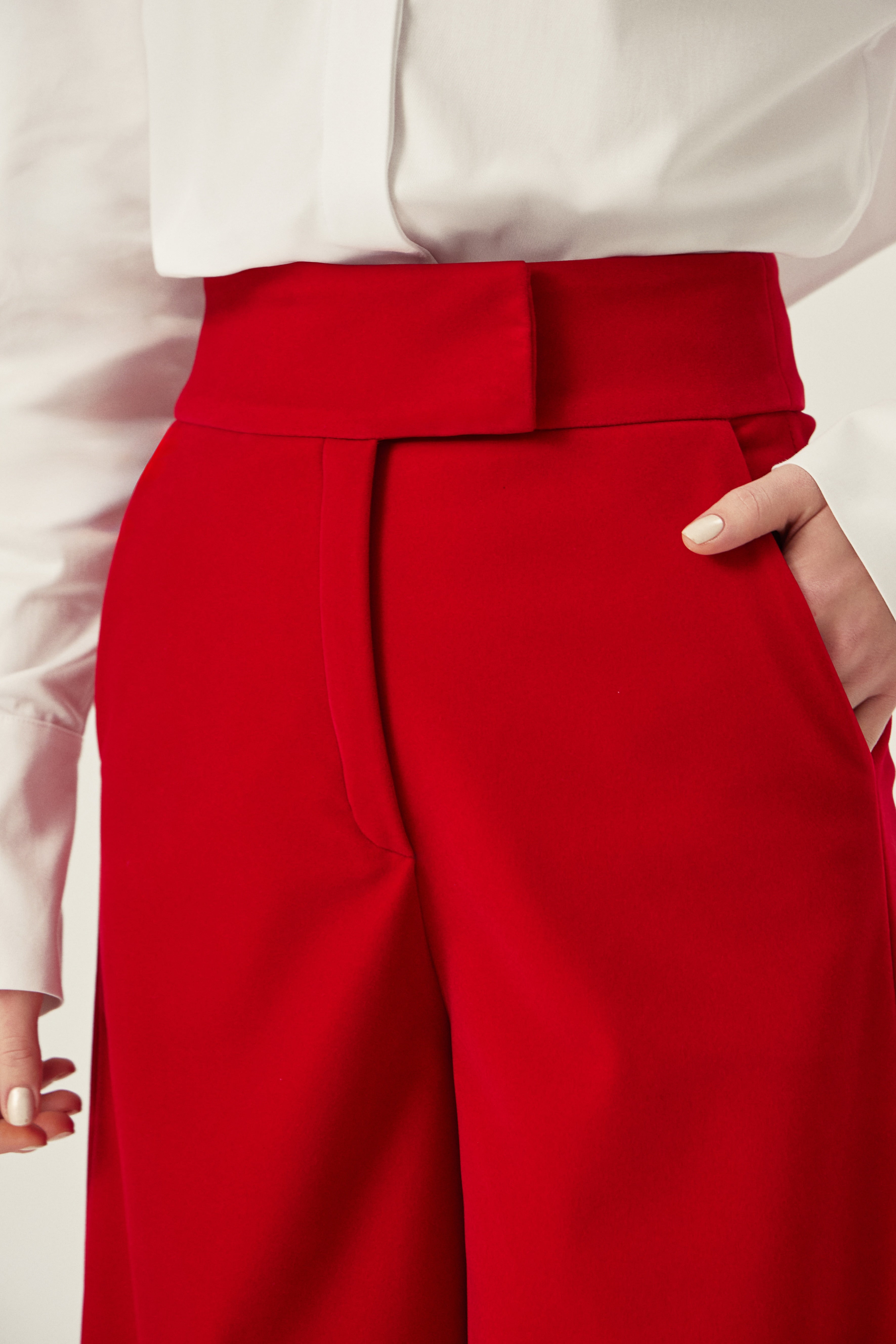 KADIFE Pantolon - Kırmızı | Yüksek bel, bootcut kesim kırmızı kadife pantolon. Serin havalarda sıcaklık ve şıklığı bir arada sunar. Uzun boyuyla zarif bir duruş hedefler.