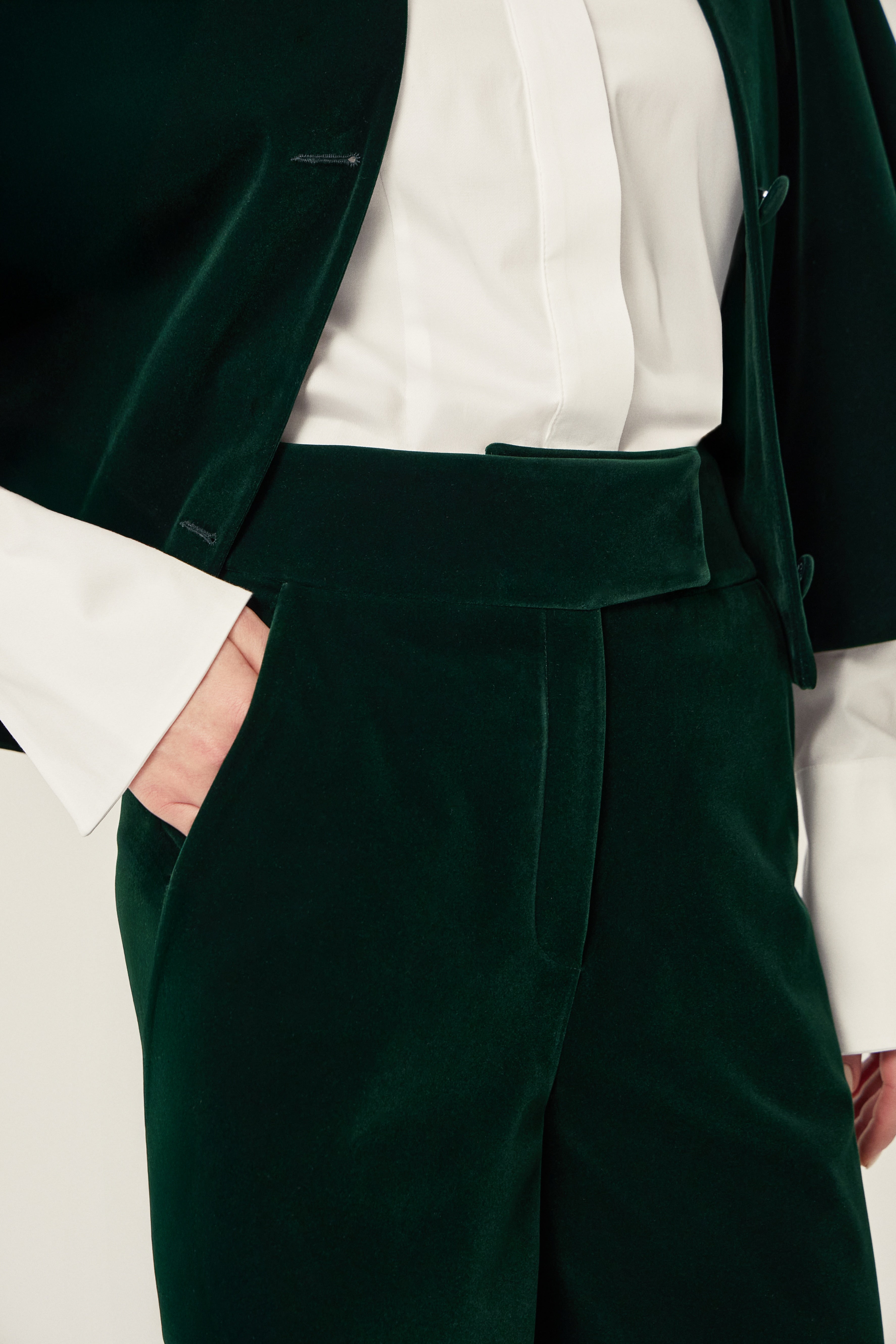 KADIFE Pantolon - Yeşil | Kadife pantolon, dört mevsim şıklığı sunar. Yüksek bel ve bootcut kesimi ile dengeli siluet. Uzun boyu ile kişiselleştirilebilir.