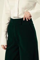 KADIFE Pantolon - Yeşil | Kadife pantolon, dört mevsim şıklığı sunar. Yüksek bel ve bootcut kesimi ile dengeli siluet. Uzun boyu ile kişiselleştirilebilir.