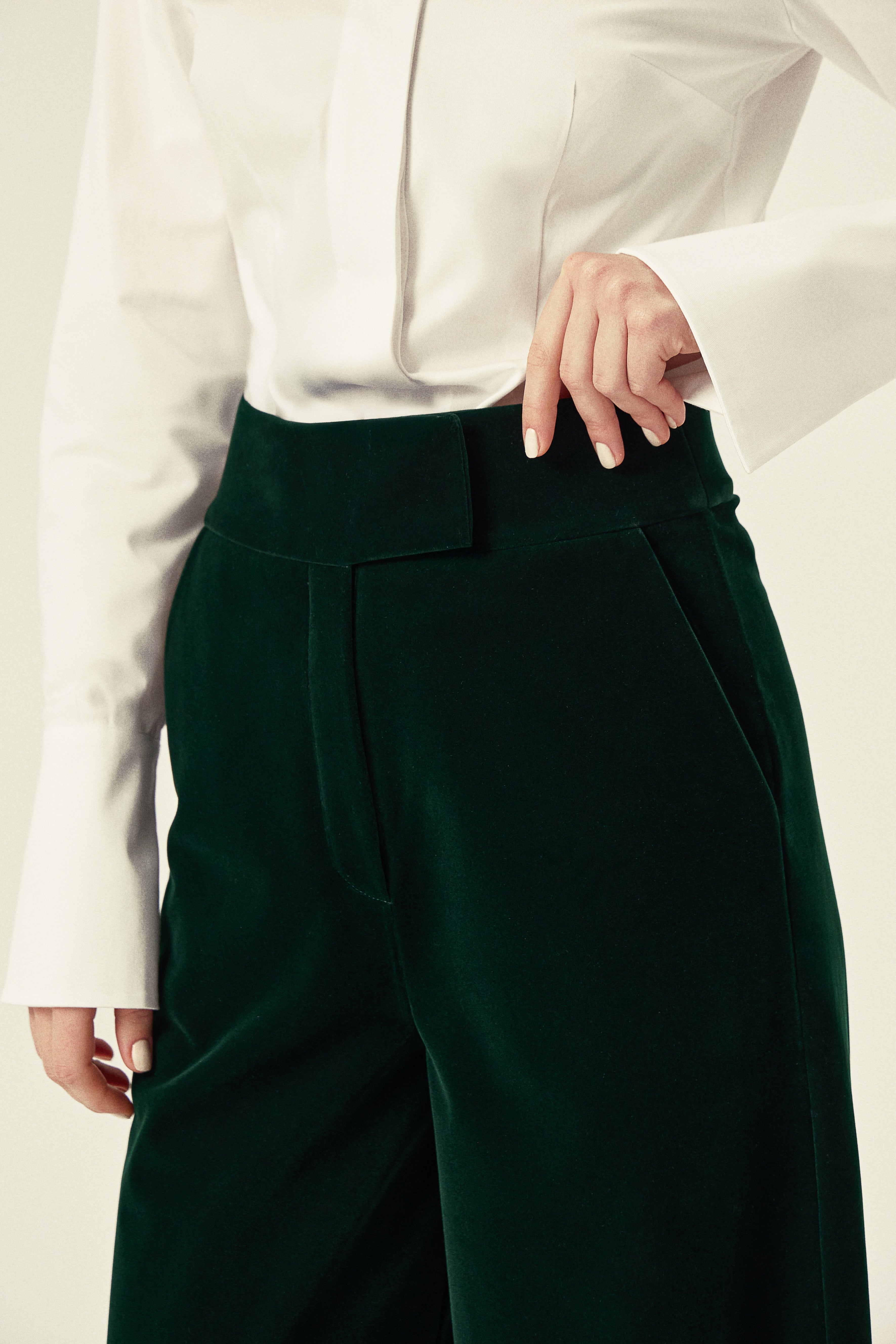 KADIFE Pantolon - Yeşil | Kadife pantolon, dört mevsim şıklığı sunar. Yüksek bel ve bootcut kesimi ile dengeli siluet. Uzun boyu ile kişiselleştirilebilir.