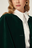 YEŞİL Pelerin - Yeşil | Yeşil astarlı pelerin, yazın serinliği ve zarafeti bir araya getirir. Gündüzden akşama uyum sağlayan şık ve pratik bir parçadır.