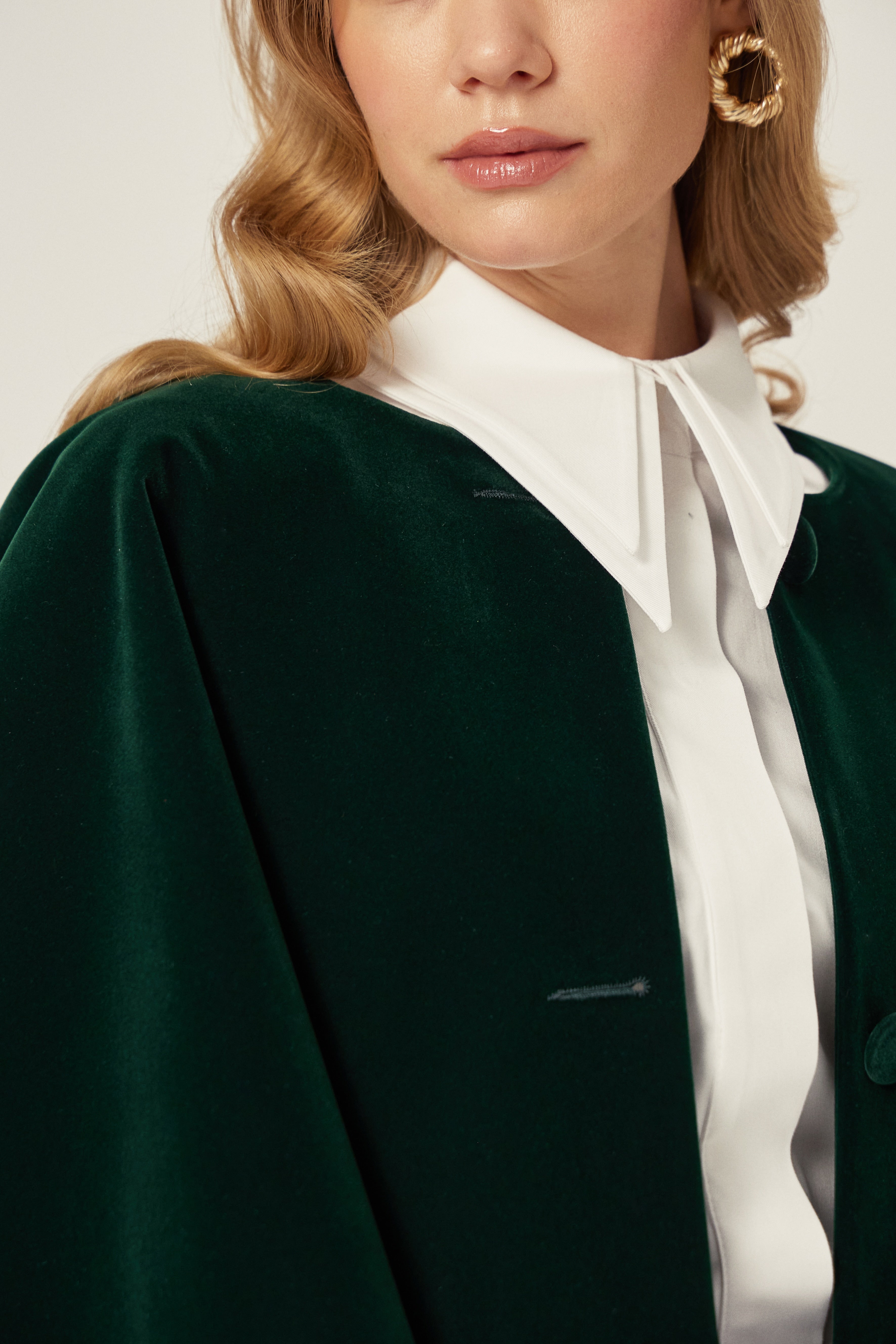 YEŞİL Pelerin - Yeşil | Yeşil astarlı pelerin, yazın serinliği ve zarafeti bir araya getirir. Gündüzden akşama uyum sağlayan şık ve pratik bir parçadır.