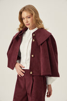 Pelerin - Bordo | Bordo pelerin, astarlı yapısı ve büyük yakasıyla zarif. Tek beden formu, yaz akşamlarında serinlik için mükemmel bir seçim sunar.