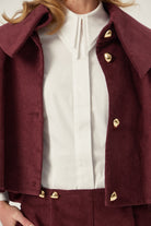 Pelerin - Bordo | Bordo pelerin, astarlı yapısı ve büyük yakasıyla zarif. Tek beden formu, yaz akşamlarında serinlik için mükemmel bir seçim sunar.