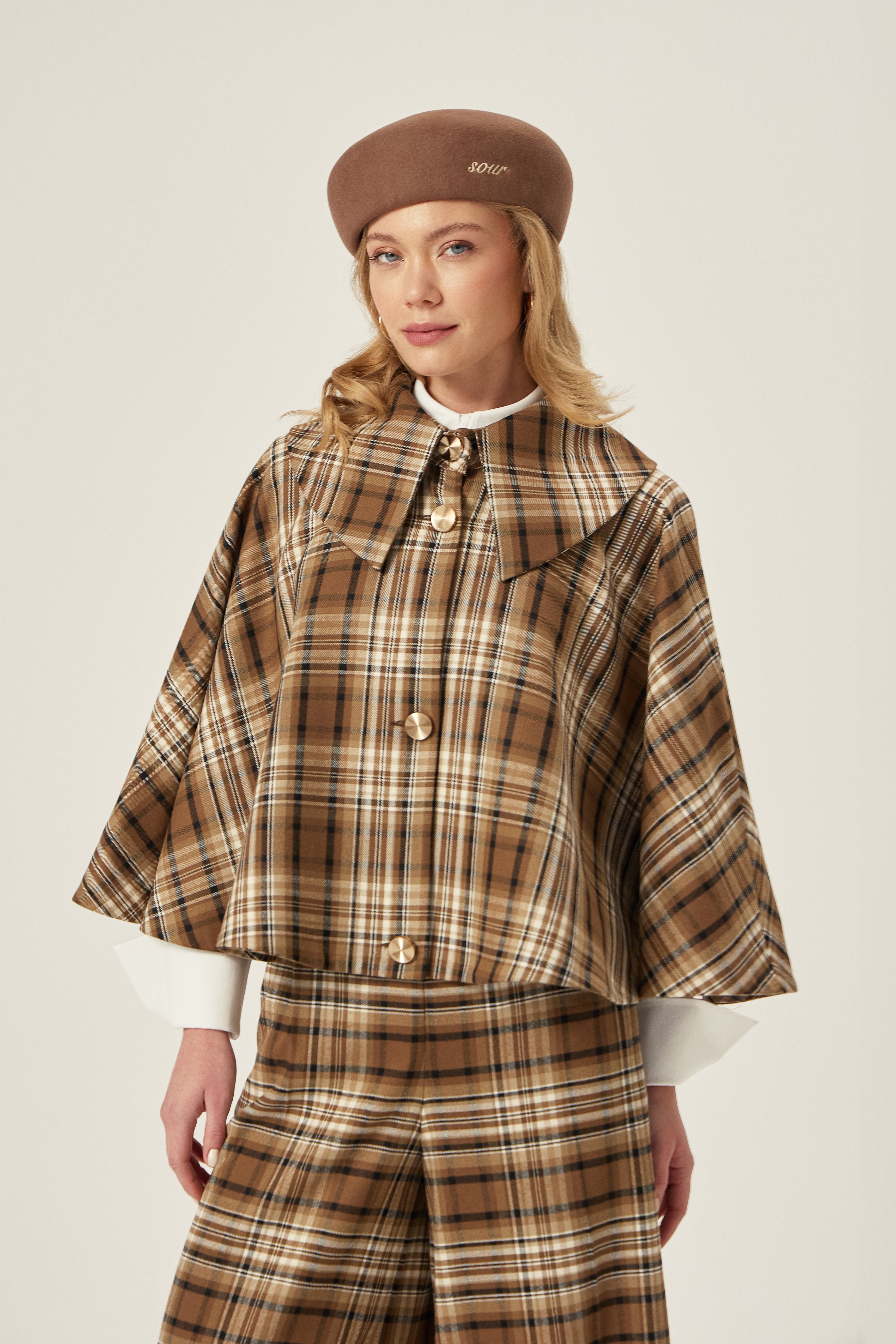 TARTAN Pelerin - Ekose | Büyük yaka detaylı, astarlı Tartan Ekose Pelerin. Tek beden, rahat duruş. Sonbahar/Kış kombinlerini sofistike bir dokunuşla tamamlayın.