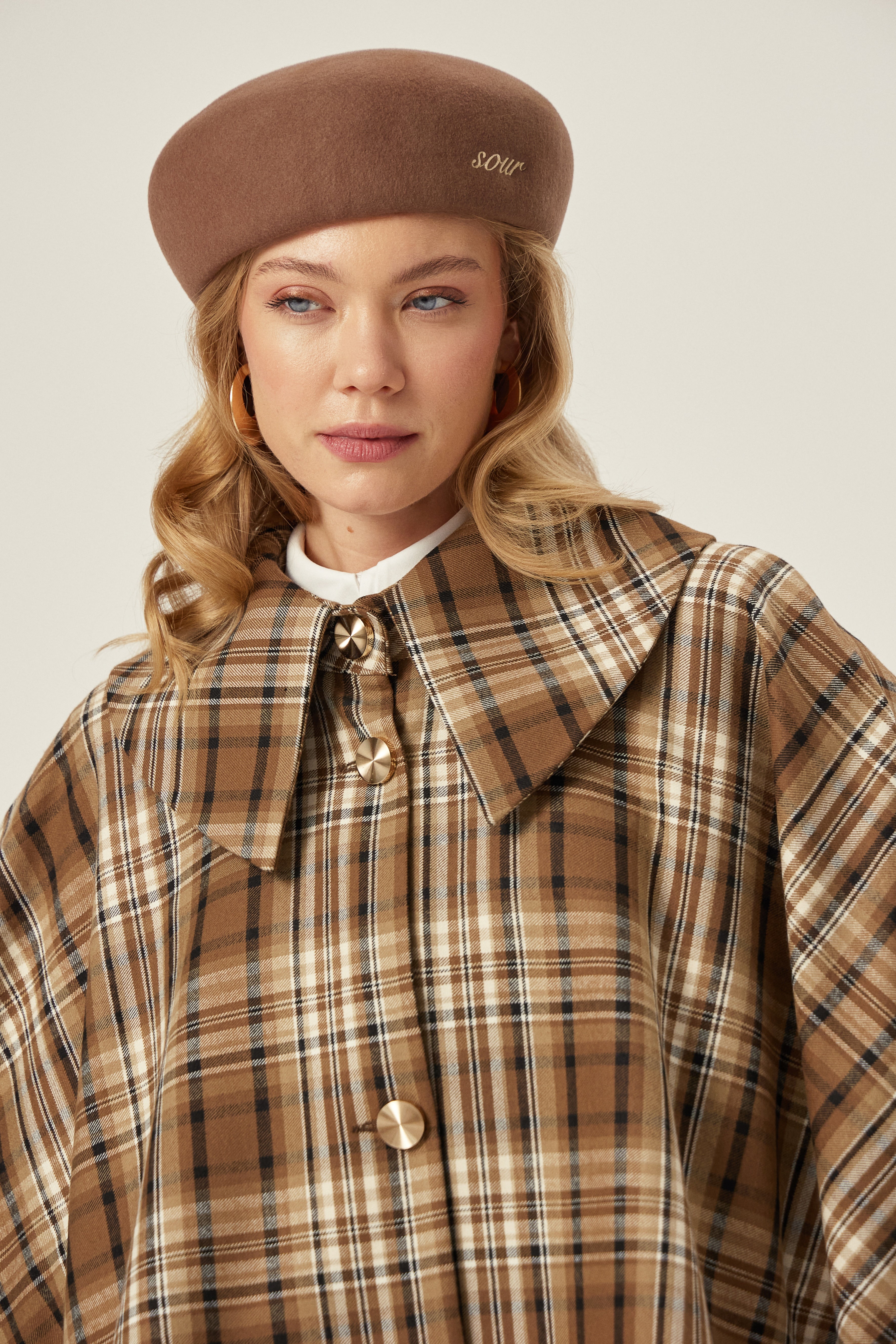 TARTAN Pelerin - Ekose | Büyük yaka detaylı, astarlı Tartan Ekose Pelerin. Tek beden, rahat duruş. Sonbahar/Kış kombinlerini sofistike bir dokunuşla tamamlayın.