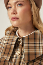 TARTAN Pelerin - Ekose | Büyük yaka detaylı, astarlı Tartan Ekose Pelerin. Tek beden, rahat duruş. Sonbahar/Kış kombinlerini sofistike bir dokunuşla tamamlayın.