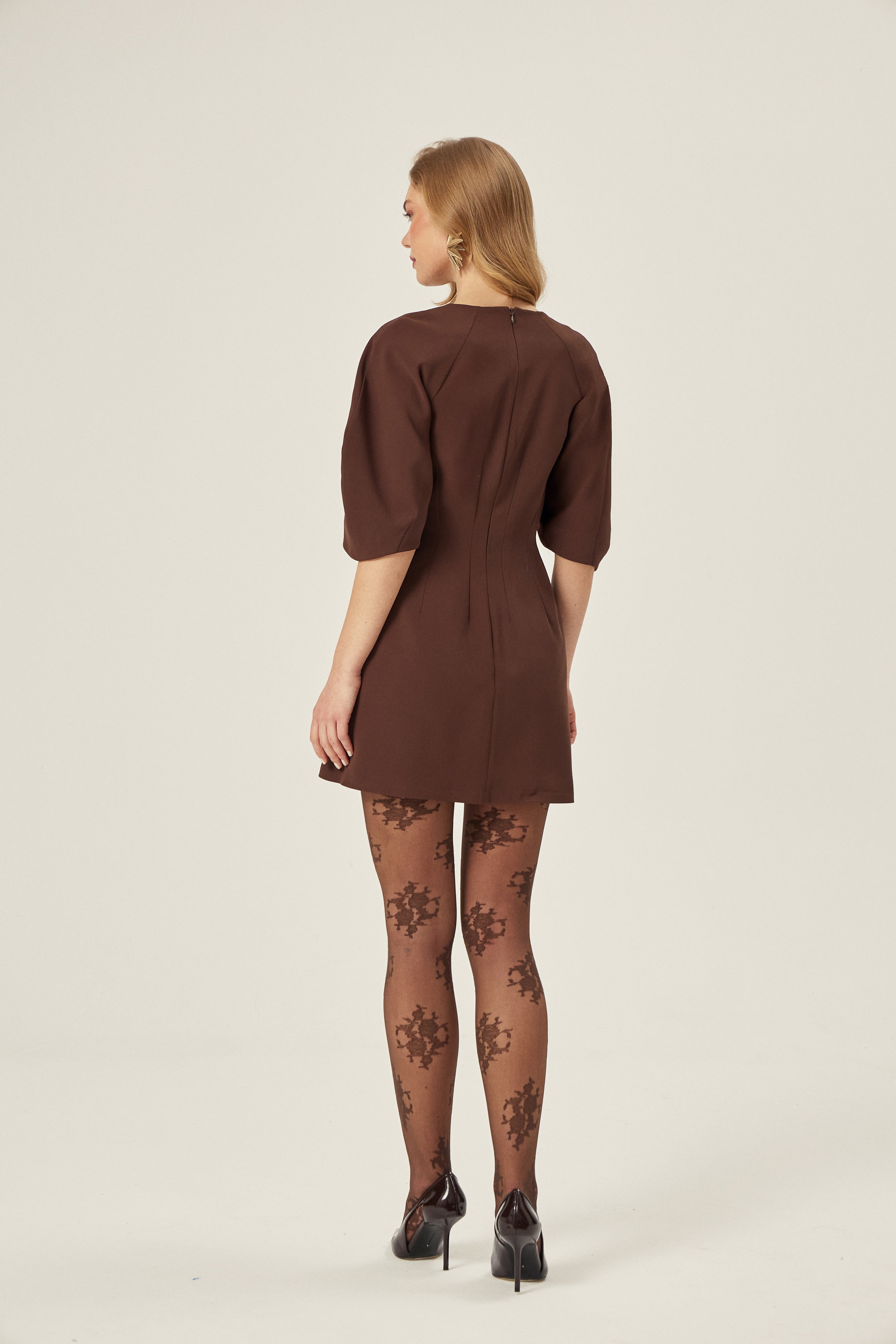 KREP ELBİSE - Kahverengi | Krep dokulu, balon kollu kahverengi elbise. Minimal ve hacimli görünüm, şehirden akşama kusursuz geçiş için ideal.