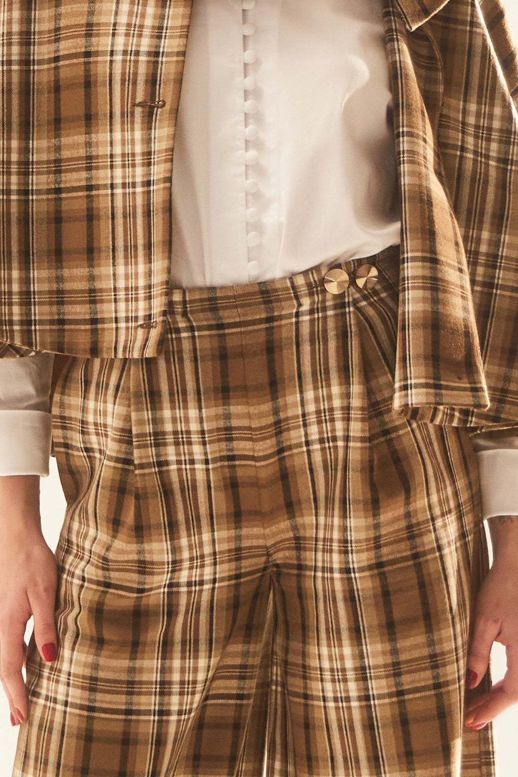 Tartan Pantolon - Ekose | Tartan ekose desenli pantolon, yüksek bel ve geniş kesimiyle rahatlık sunar. Polyester, viskon ve elastan karışımıyla formunu korur.