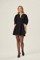 Siyah Elbise - Siyah | Siyah krep elbise, balon kol detayı ve sade çizgisiyle zarif bir duruş sunar. Günlük rahatlık, akşam şıklığı. Zamansız ve şık seçim.