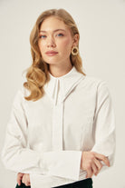 ZARELA %100 Pamuk Gömlek - Beyaz | %100 pamuk ZARELA gömlek, çift yaka detayıyla modern ve klasik. Yaz sezonunda ferahlık sunar, günlük ve özel anlar için ideal seçim.