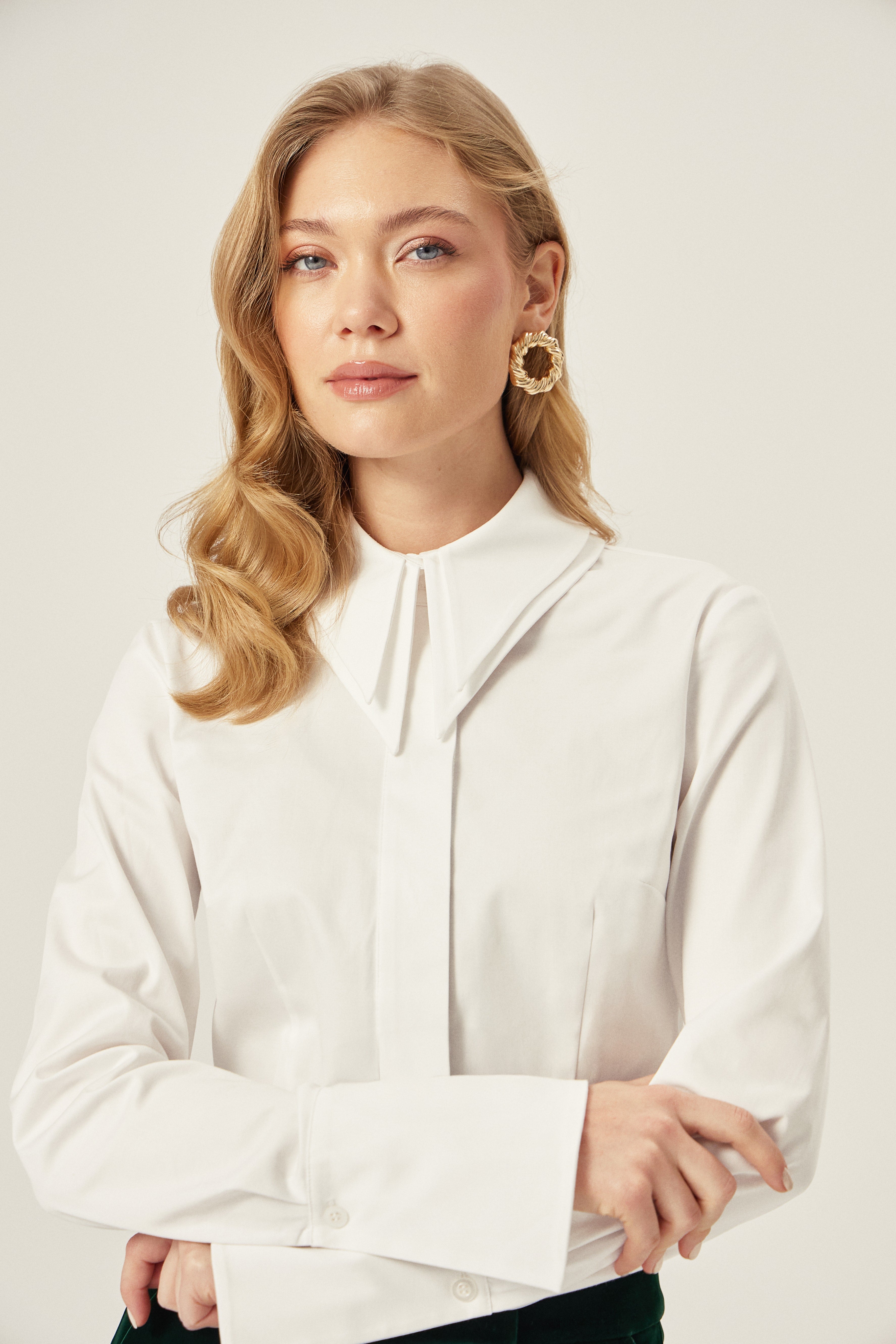 ZARELA %100 Pamuk Gömlek - Beyaz | %100 pamuk ZARELA gömlek, çift yaka detayıyla modern ve klasik. Yaz sezonunda ferahlık sunar, günlük ve özel anlar için ideal seçim.