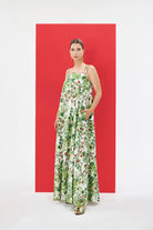 ARLENA %100 Pamuk Elbise - Yeşil | ARLENA elbise, yeşil desen ve kırmızı biye ile net bir duruş sergiler. Kare yaka ve pelerin detayları %100 pamuk yapısıyla ferah his sunar.