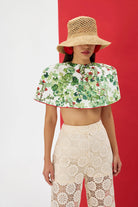 ARLENA %100 Pamuk Pelerin - Yeşil Desen | %100 pamuk ARLENA pelerin, yeşil desenleri ve kırmızı biye detaylarıyla yaz 2025 için tasarlandı. Gün boyu ferah his, pratik ve özenli bir seçenek.