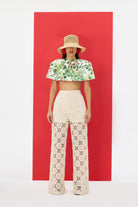 ARLENA %100 Pamuk Pelerin - Yeşil Desen | %100 pamuk ARLENA pelerin, yeşil desenleri ve kırmızı biye detaylarıyla yaz 2025 için tasarlandı. Gün boyu ferah his, pratik ve özenli bir seçenek.