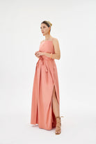 BELVOIR %100 Pamuk Elbise - Pembe | %100 pamuk saten dokusuna sahip BELVOIR elbise, hafif ve nefes alan yapısıyla yaz aylarında ferahlık sunar. Ayarlanabilir tasarımıyla her anınıza uyum sağlar.