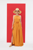 BELVOIR %100 Pamuk Elbise - Turuncu | BELVOIR elbise: Turuncu, %100 pamuk saten konforu. Hem gündüz hem gece için ideal. Ayarlanabilir tasarımıyla kişisel stilinizi tamamlayın.