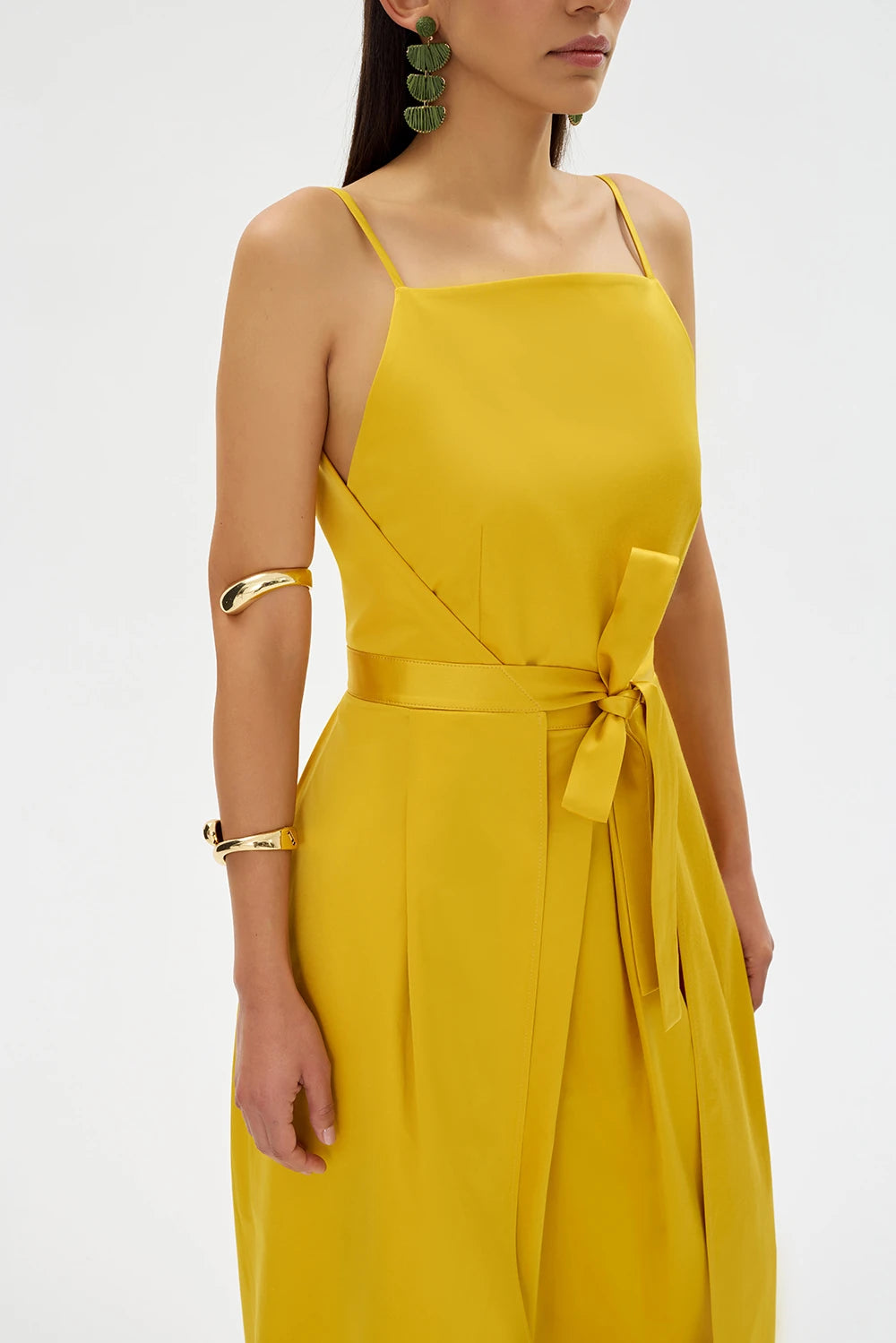 BELVOIR %100 Pamuk Elbise - Sarı | Sarı tonlarında BELVOIR elbise, %100 pamuk saten dokusuyla ferah bir his sunar. Hafif yapısıyla yaz aylarına uyum sağlar, özel anlarda şıklık katar.