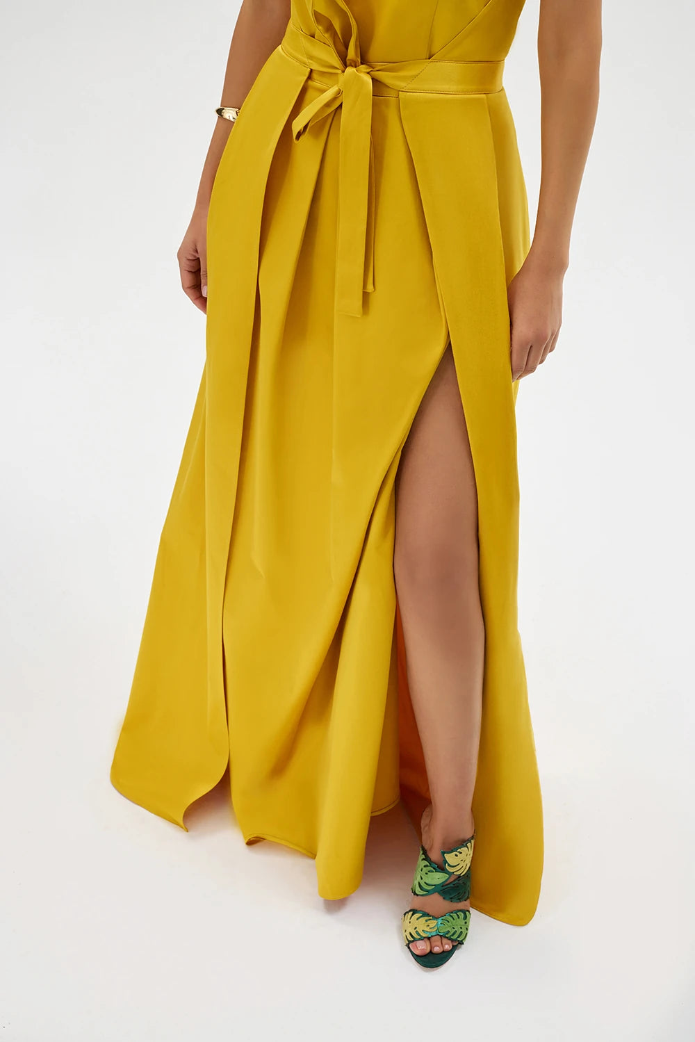 BELVOIR %100 Pamuk Elbise - Sarı | Sarı tonlarında BELVOIR elbise, %100 pamuk saten dokusuyla ferah bir his sunar. Hafif yapısıyla yaz aylarına uyum sağlar, özel anlarda şıklık katar.