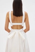 CAVELLA %100 Pamuk Etek - Kasar Beyaz | %100 pamuk CAVELLA etek, gün boyu ferah bir his sunar. Daire formuyla hareketli ve hacimli bir silüet yaratır. Yaz için ideal, konforlu seçim.