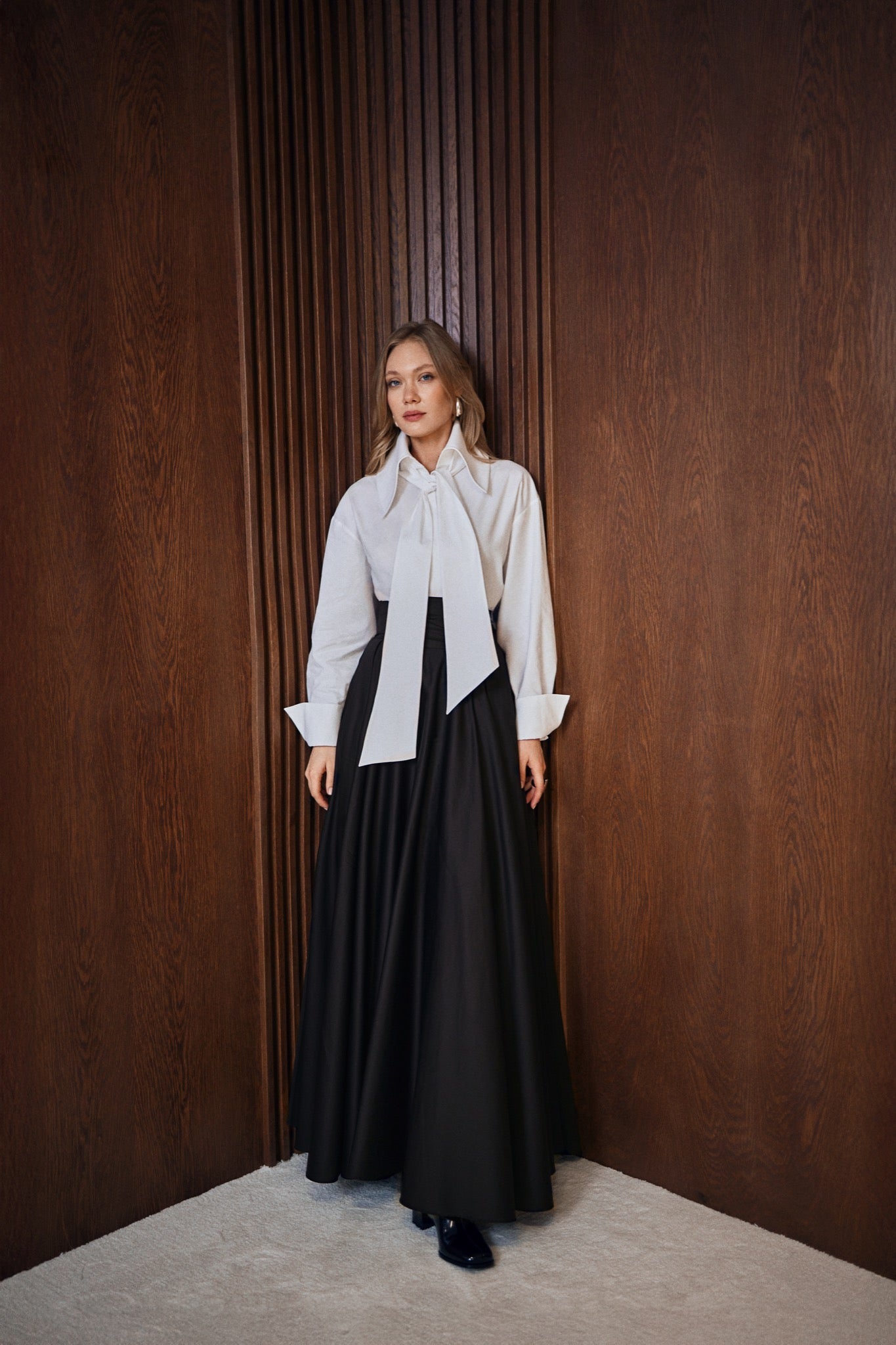 CAVELLA %100 Pamuk Etek - Siyah | Zamansız çizgide, %100 pamuk siyah etek. Dolgun siluet, konforlu lastik detay ve iç astarla gün boyu ferahlık sunar.