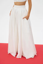 CAVELLA %100 Pamuk Etek - Kasar Beyaz | %100 pamuk CAVELLA etek, gün boyu ferah bir his sunar. Daire formuyla hareketli ve hacimli bir silüet yaratır. Yaz için ideal, konforlu seçim.