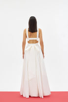 CAVELLA %100 Pamuk Etek - Kasar Beyaz | %100 pamuk CAVELLA etek, gün boyu ferah bir his sunar. Daire formuyla hareketli ve hacimli bir silüet yaratır. Yaz için ideal, konforlu seçim.