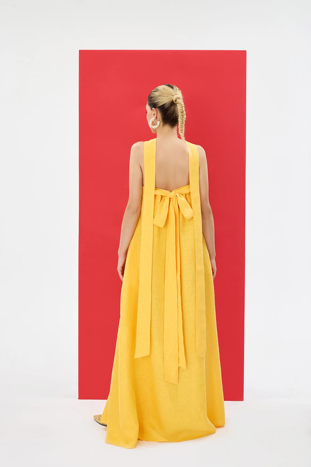 ELIANA %100 Keten Elbise - Sarı | ELIANA, %100 keten, sarı straplez elbise. Hafif ve ferah hissiyle yaz ayları için ideal. Ayarlanabilir askılarla stilinizi kişiselleştirin.