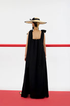 ELIANA %100 Keten Elbise - Siyah | ELIANA, %100 keten, straplez elbise. Hafifliğiyle yazın ferahlık sunar. Ayarlanabilir askılarıyla çok yönlü şıklık. Zamansız bir parça.