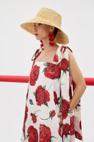 ELIANA %100 Pamuk Elbise - Gül Desenli | %100 pamuk gül desenli ELIANA elbise, yazın ferahlığını sunar. Ayarlanabilir askılarıyla çok yönlü stil, zamansız şıklık sağlar.