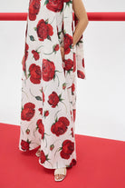 ELIANA %100 Pamuk Elbise - Gül Desenli | %100 pamuk gül desenli ELIANA elbise, yazın ferahlığını sunar. Ayarlanabilir askılarıyla çok yönlü stil, zamansız şıklık sağlar.