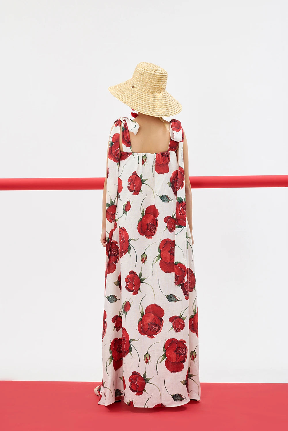 ELIANA %100 Pamuk Elbise - Gül Desenli | %100 pamuk gül desenli ELIANA elbise, yazın ferahlığını sunar. Ayarlanabilir askılarıyla çok yönlü stil, zamansız şıklık sağlar.