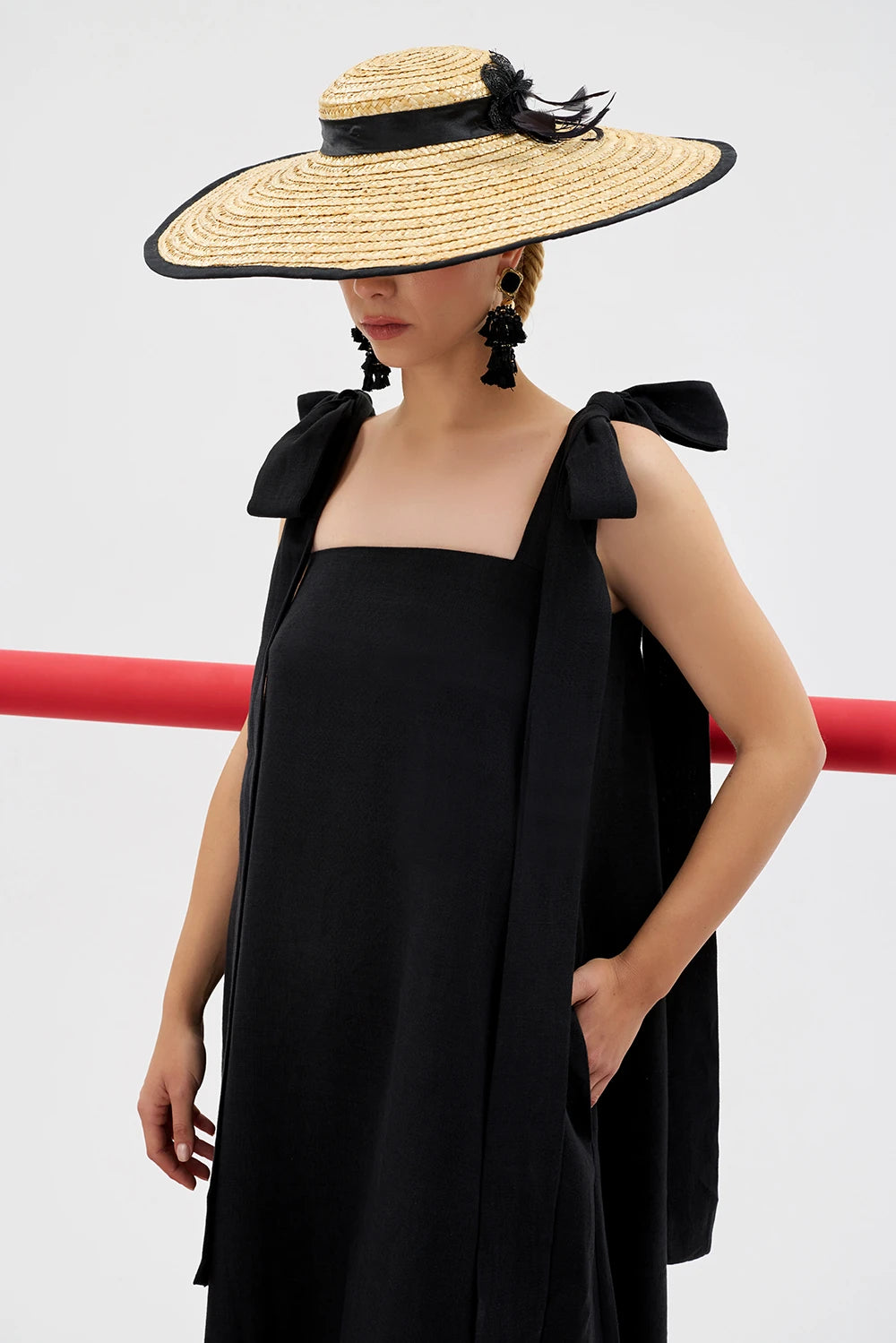 ELIANA %100 Keten Elbise - Siyah | ELIANA, %100 keten, straplez elbise. Hafifliğiyle yazın ferahlık sunar. Ayarlanabilir askılarıyla çok yönlü şıklık. Zamansız bir parça.