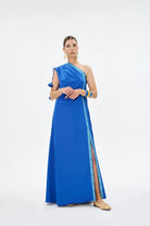 ESMIRA %100 Pamuk Elbise - Mavi | ESMIRA elbise, %100 pamuk dokusuyla ferahlık sunar. Asimetrik yaka ve tek omuz detayı ile modern. Gündüzden akşama zamansız şıklık.