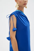 ESMIRA %100 Pamuk Elbise - Mavi | ESMIRA elbise, %100 pamuk dokusuyla ferahlık sunar. Asimetrik yaka ve tek omuz detayı ile modern. Gündüzden akşama zamansız şıklık.