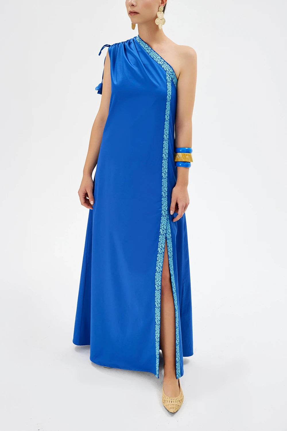 ESMIRA %100 Pamuk Elbise - Mavi | ESMIRA elbise, %100 pamuk dokusuyla ferahlık sunar. Asimetrik yaka ve tek omuz detayı ile modern. Gündüzden akşama zamansız şıklık.